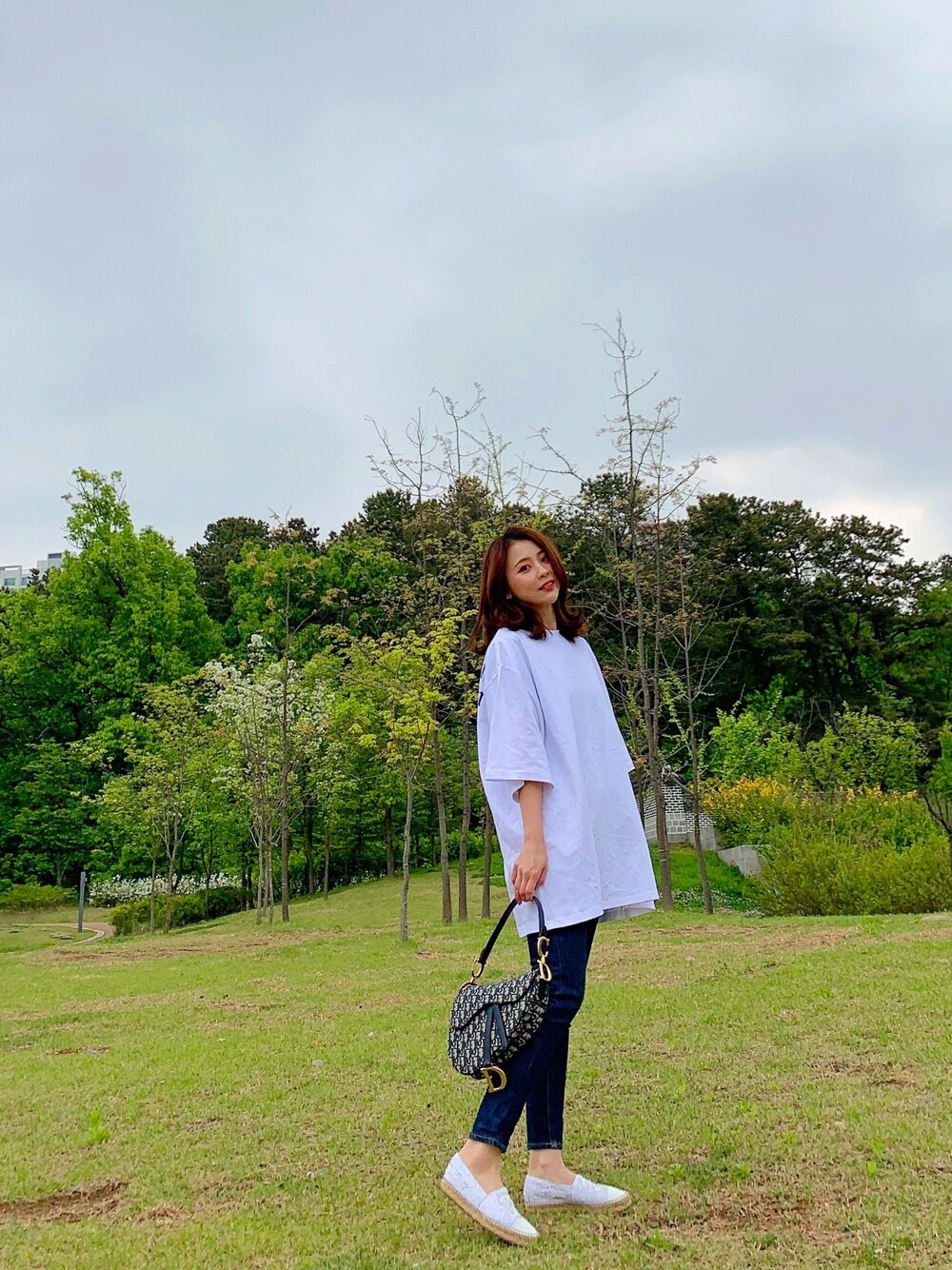 「春夏コーデ、低身長、今日のコーデ、大人カジュアル、休日コーデ、夏コーデ、ootd、outfit、韓国ファッション、通勤コーデ」｜「O1Mのアイテム（Tシャツ/カットソー、ホワイト系）」を使った、황자현さん（レディース・162cm）の春コーディネートの1枚目の写真
