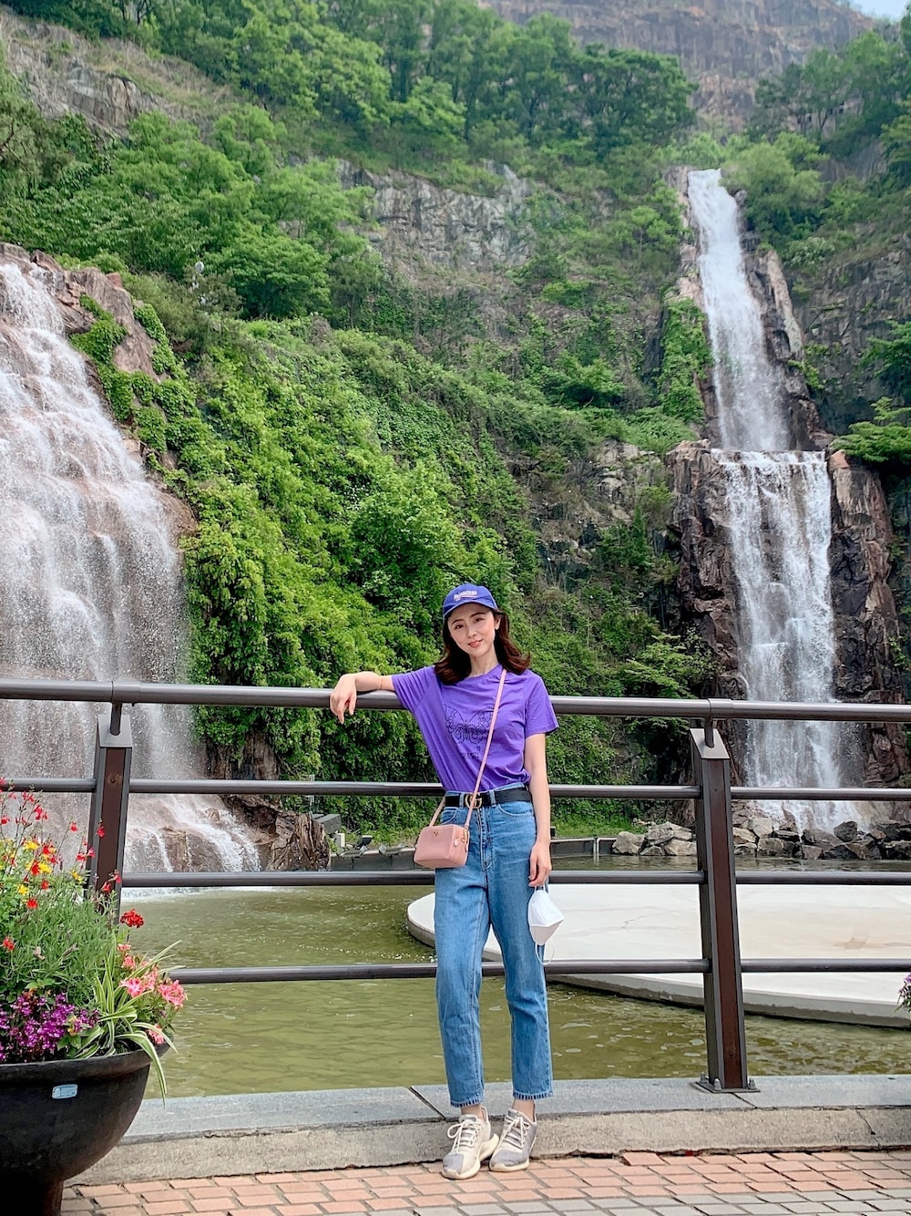 「休日スタイル、夏コーデ、低身長、ootd、outfit、休日コーデ、今日のコーデ、今日の服、韓国ファッション、大人カジュアル」｜「BALENCIAGAのBalenciaga - ポリティカル ロゴ キャップ - men - コットン - L（ハット、ブルー系）」を使った、황자현さん（レディース・162cm）の春コーディネートの1枚目の写真