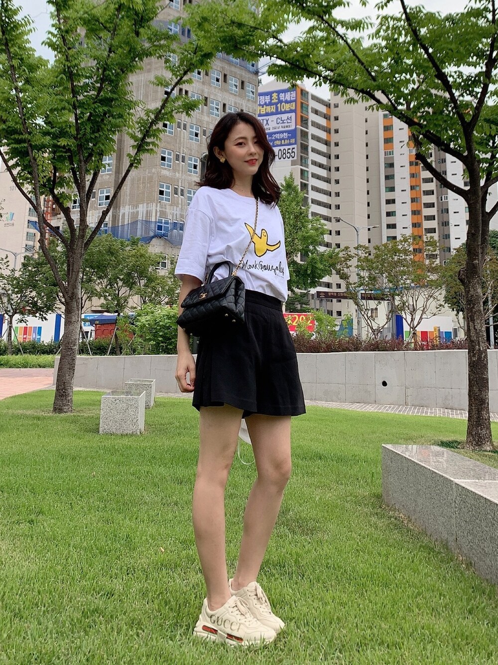 「今日のコーデ、オトナカジュアル、夏、休日スタイル、夏コーデ、ootd、outfit、今日の服、休日コーデ、韓国ファッション」｜「Mark Gonzalesの『MARK GONZALES』M/G ANGEL LOGO T-SHIRTS/M/GエンジェルロゴTシャツ/半袖Tシャツ/カットソー（Tシャツ/カットソー、ホワイト系）」を使った、황자현さん（レディース・162cm）の夏コーディネートの1枚目の写真