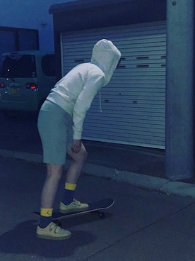 「アイテム（スウェットパンツ、シルバー系）」を使った、愛さん（レディース・175cm）の春コーディネート