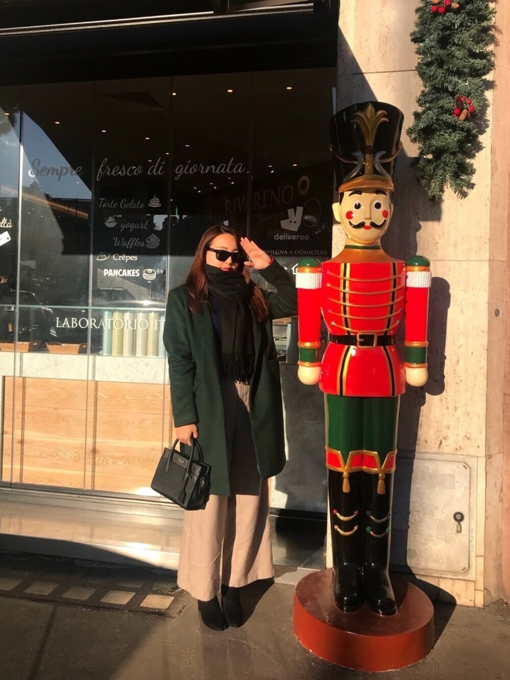 「イタリア、travel」｜「GUのアイテム（チェスターコート、グリーン系）」を使った、honokaさん（レディース・166cm）の冬コーディネートの1枚目の写真