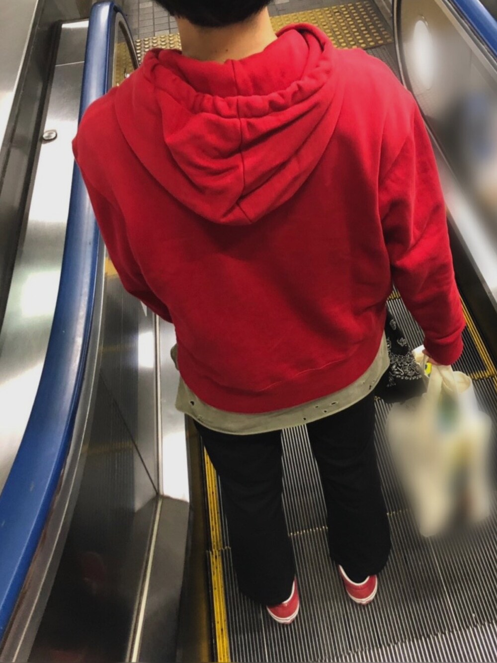 「大人コーデ、パーカー、赤、オトナカジュアル、黒パンツ、モノトーンコーデ、秋コーデ、とっておきの秋コーデ」｜「Acne Studiosのアイテム（パーカー、レッド系）」を使った、うっしぃーさん（メンズ・175cm）の秋コーディネートの1枚目の写真