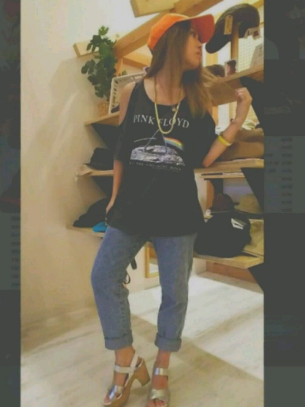 ブルー系のデニムパンツ、ブルー系のデニムパンツ、シルバー系のサンダルを着用したレディースの秋コーディネートの1枚目の写真