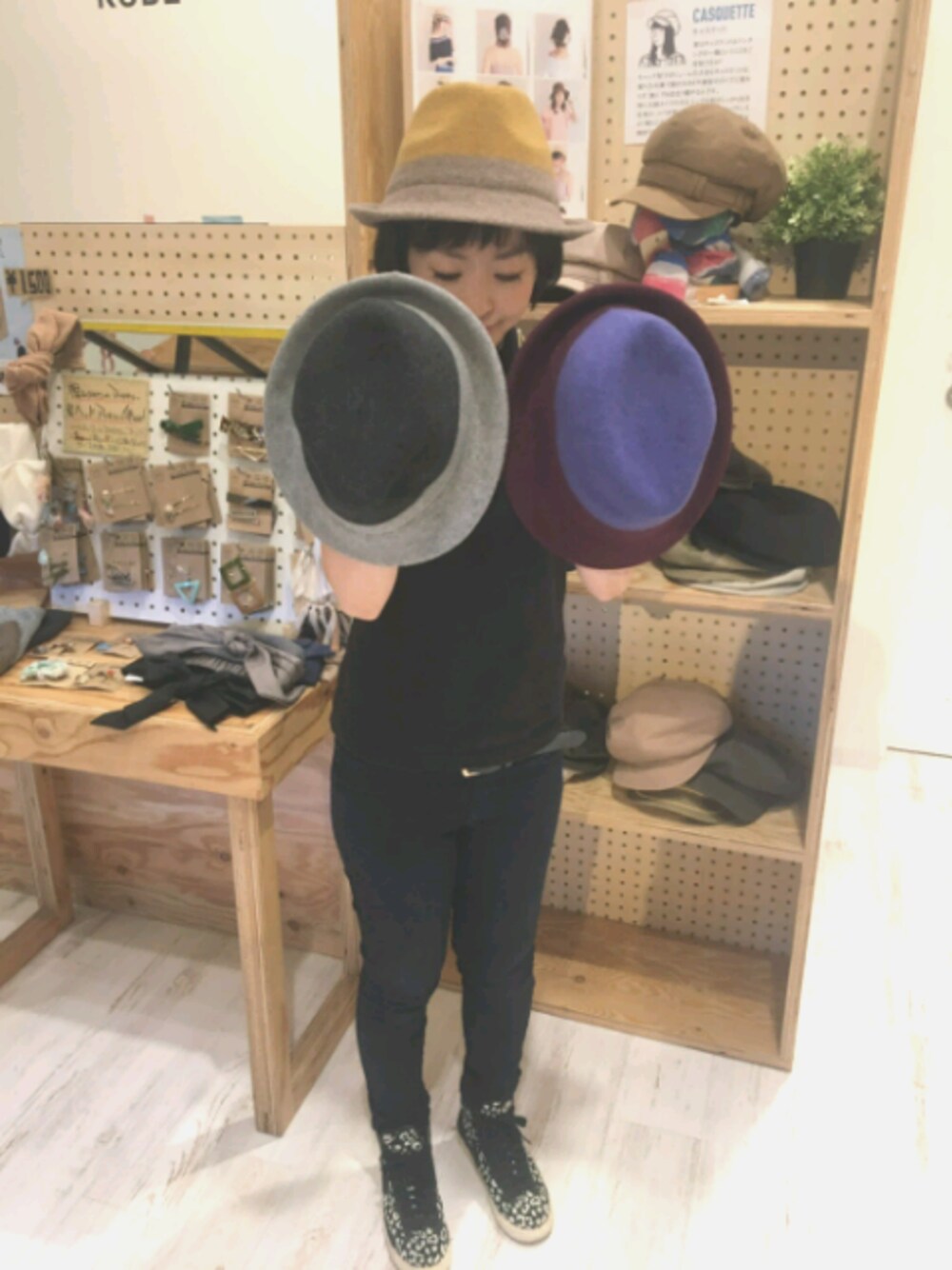 ブラック系のTシャツ/カットソー、ブラック系のパンツ、ブラック系のスニーカーを着用したレディースの秋コーディネートの1枚目の写真