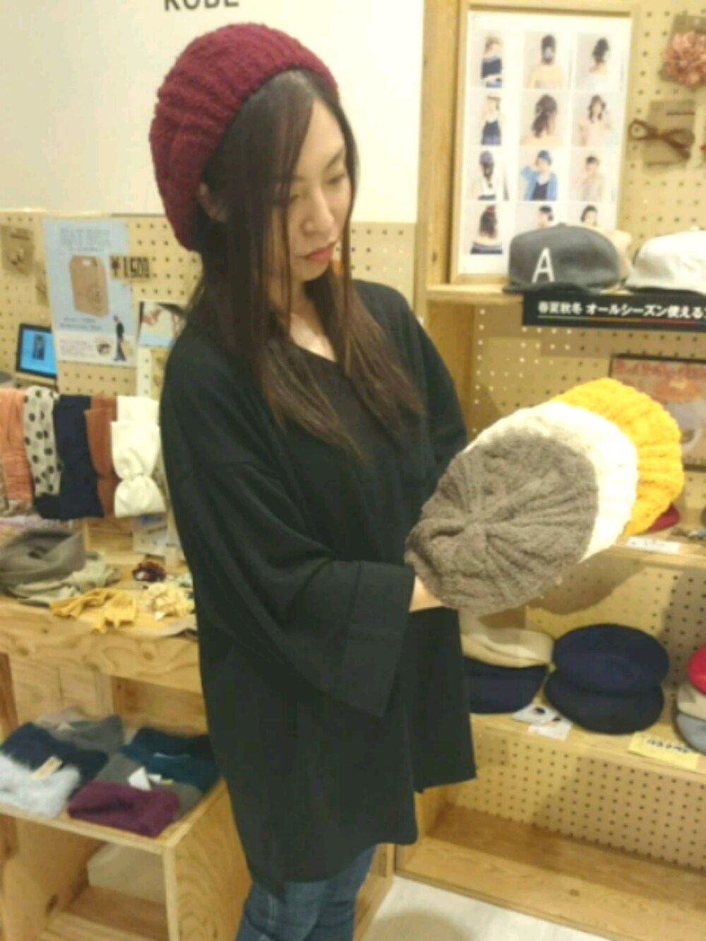 ブラック系のニット/セーター、ブルー系のデニムパンツ、ブルー系のハンチング/ベレー帽を着用したレディースの秋コーディネートの1枚目の写真