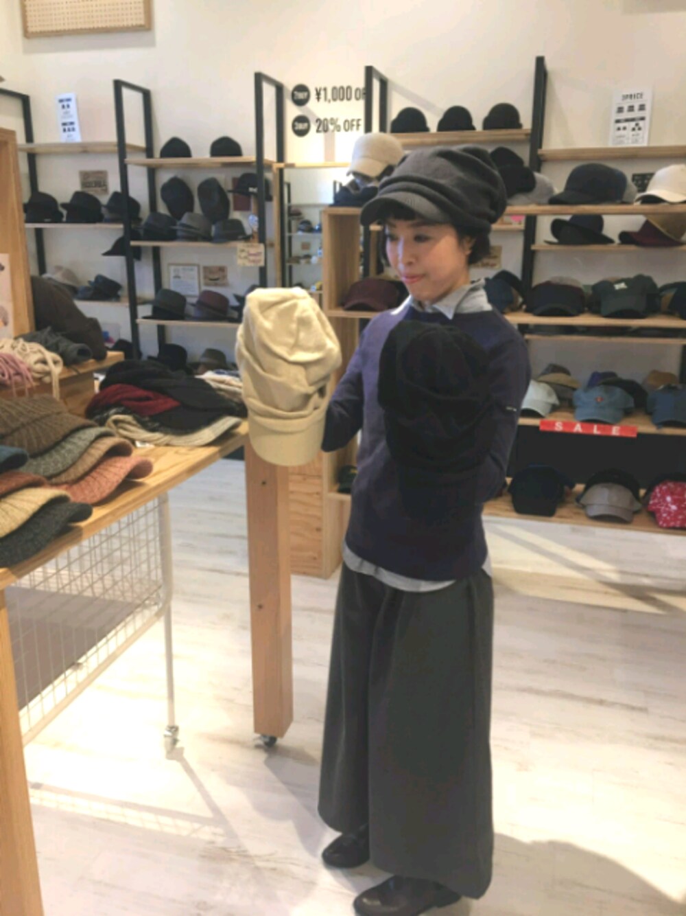 「カジュアルコーデ、秋のコーデ、シンプルコーデ、セントジェームス、14+、earth music&ecology、ワイドパンツ、ニット、ニットキャップ」｜「14+の秋冬ツバ付きニットキャスケット（ニットキャップ/ビーニー、ブラック系）」を使った、14+ イオンモールつくば店 スタッフさん（レディース・150cm）の秋コーディネートの1枚目の写真