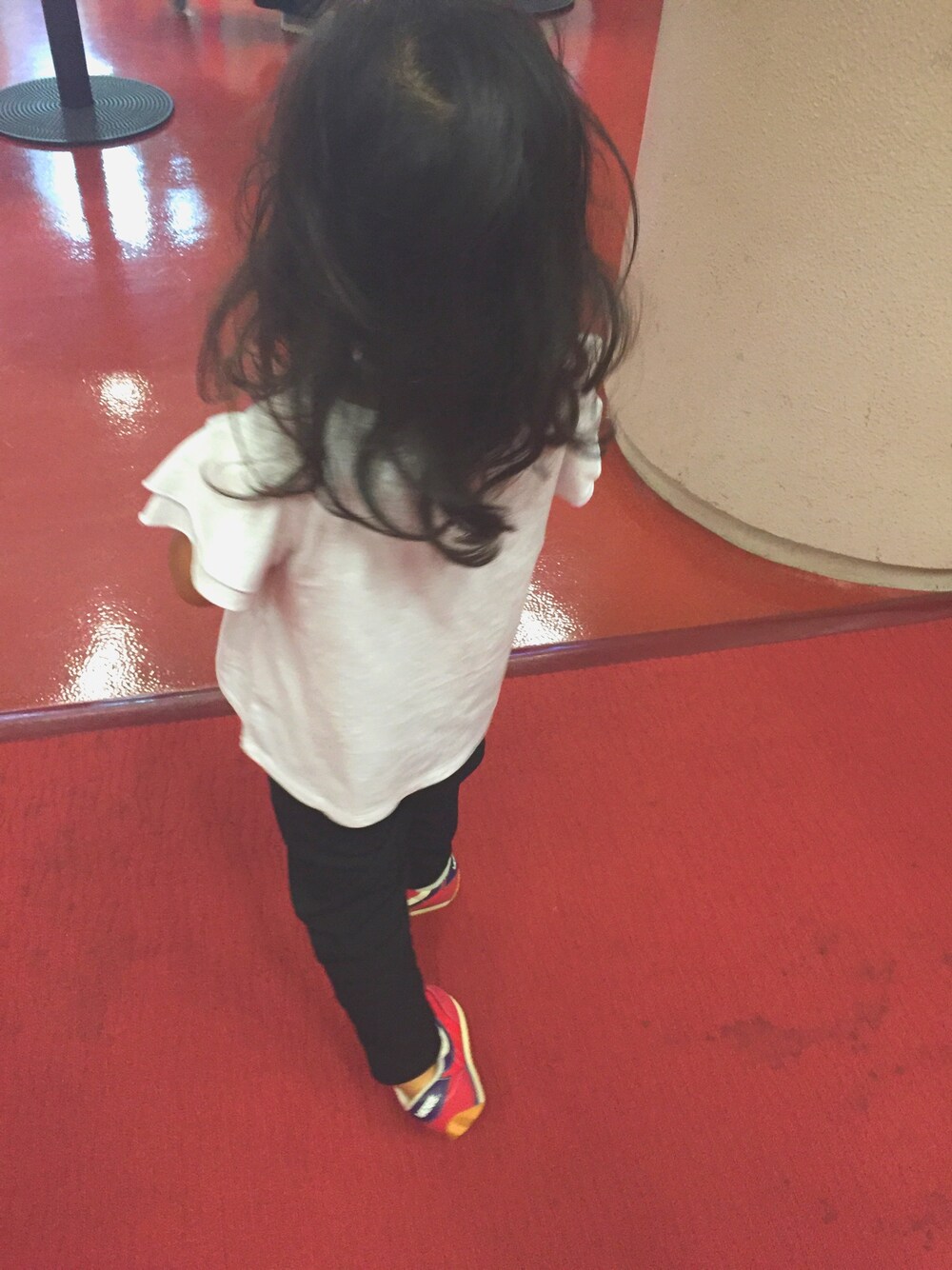 「UNIQLOのGIRLS フレアスリーブT（半袖）（Tシャツ/カットソー、ホワイト系）」を使った、こたろとムスメ◉U◉さん（レディース・152cm）の春コーディネートの1枚目の写真