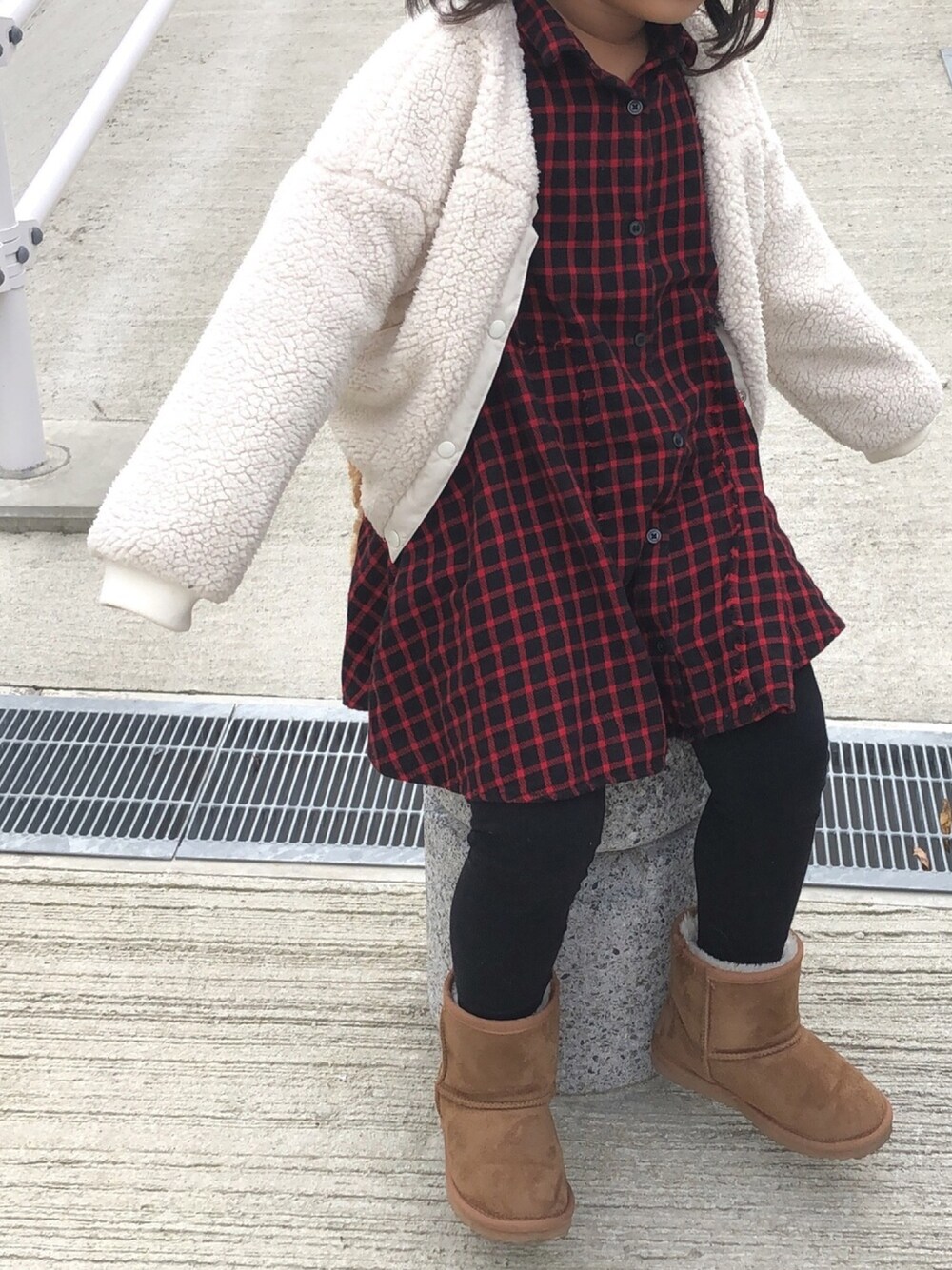 「キッズファッション」｜「ZARAのアイテム（シャツワンピース、レッド系）」を使った、こたろとムスメ◉U◉さん（キッズ・110cm）の冬コーディネートの1枚目の写真