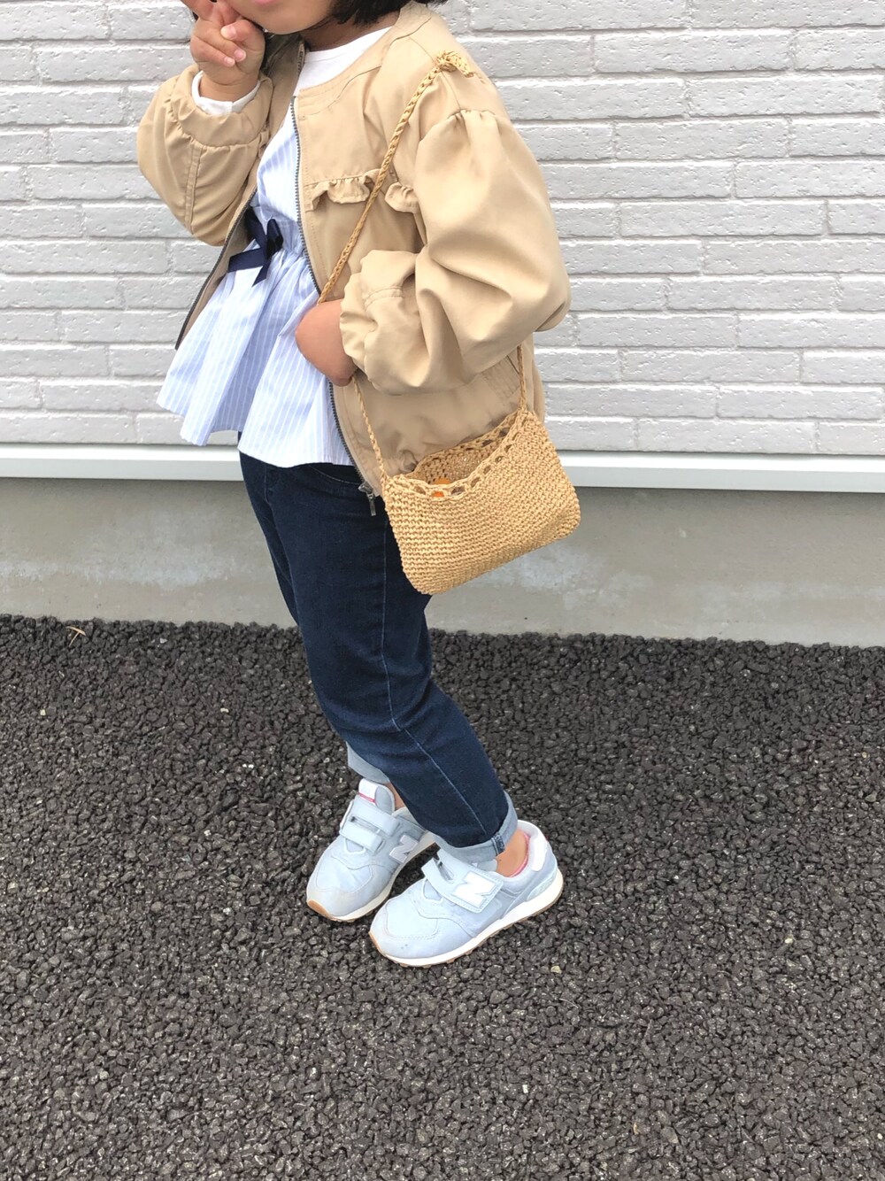 「キッズコーデ、カジュアルコーデ、おんなのこ、デニムパンツ、5歳」｜「BREEZEのフリル切替ブルゾン（ブルゾン、ベージュ系）」を使った、こたろとムスメ◉U◉さん（キッズ・110cm）の春コーディネートの1枚目の写真