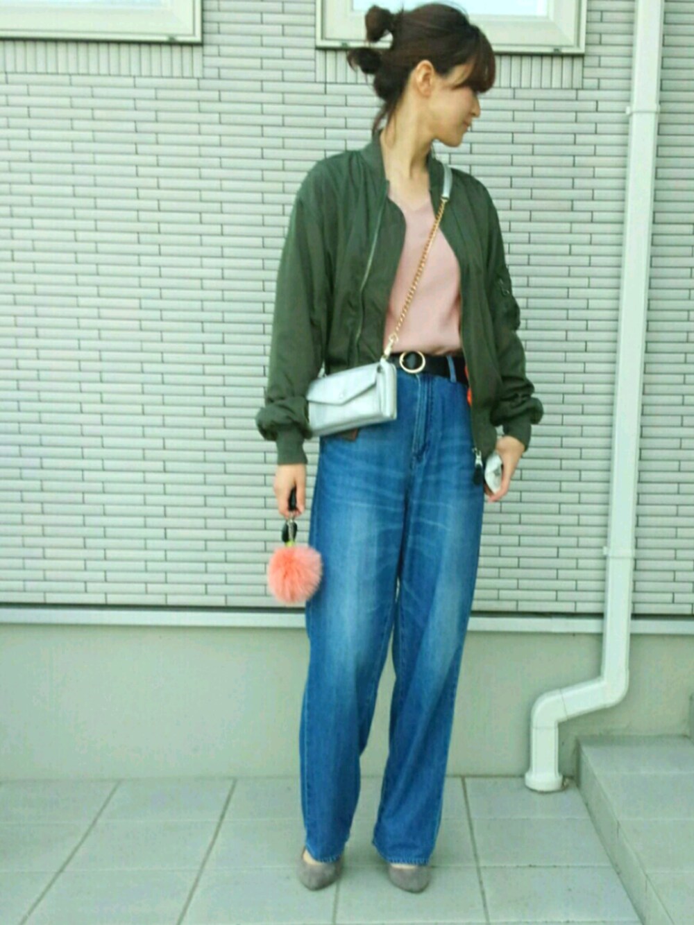「春コーデ、MA-1、カーキ、denim、パンプス、おだんごヘアー、ショルダーバッグ、いい友連合」｜「DHOLICのアイテム（ブルゾン、グリーン系）」を使った、みーほさん（レディース・162cm）の冬コーディネートの1枚目の写真