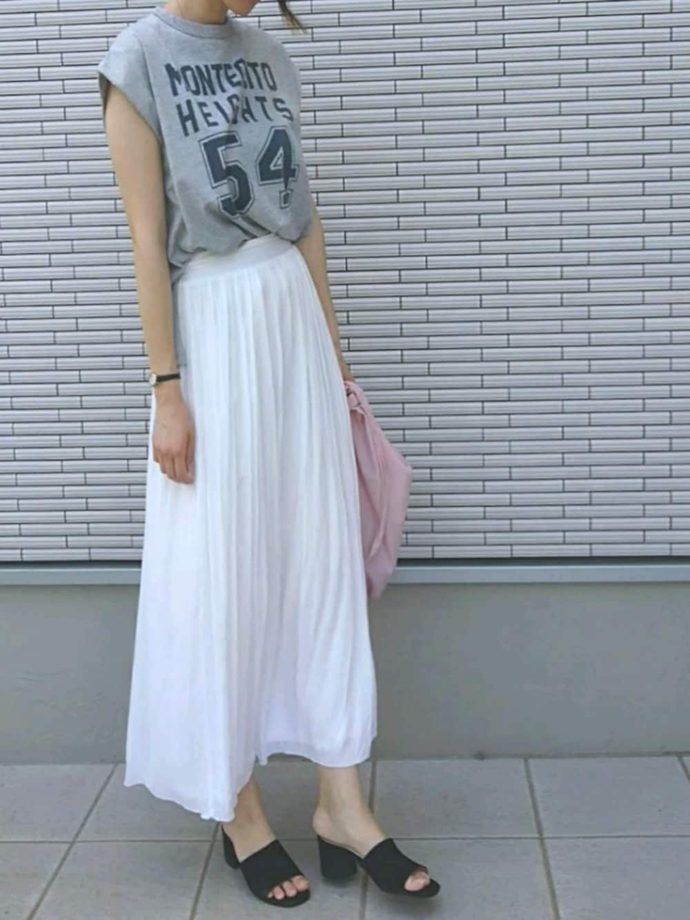 「公園、ロゴT、チャンピオン、スカート、マキシ丈、白スカート、グレーTシャツ、サンダル、さくらんぼ、ラフ」｜「CIAOPANIC TYPYのレーヨンギャザーロングスカート*（スカート、ホワイト系）」を使った、みーほさん（レディース・162cm）の夏コーディネートの1枚目の写真