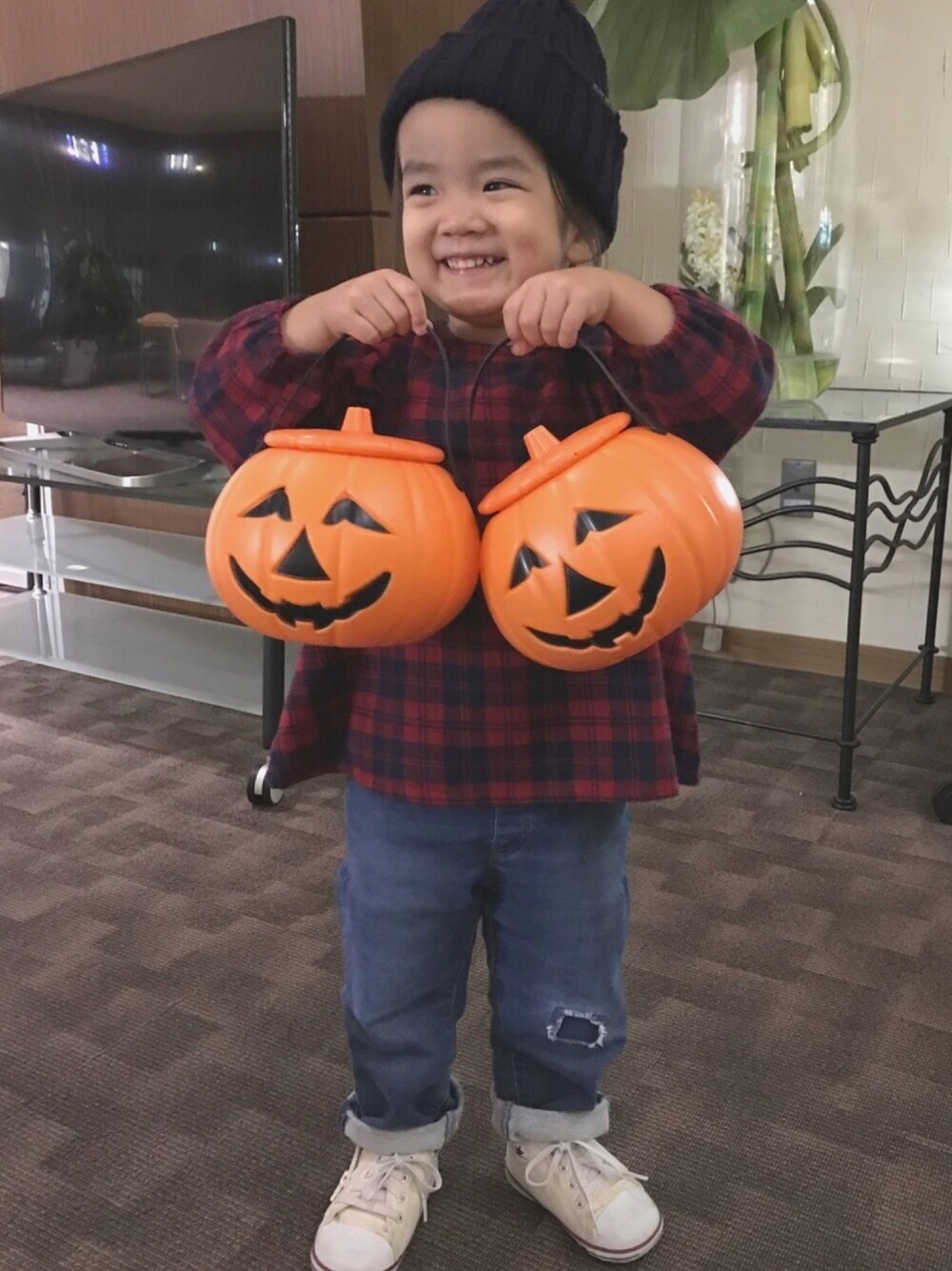 「wearhalloween2017、おんなのこ、秋コーデ、休日スタイル、チェックシャツ、ニット帽、2歳」｜「西松屋のアイテム（デニムパンツ、ブルー系）」を使った、nikoさん（キッズ・90cm）の秋コーディネートの1枚目の写真