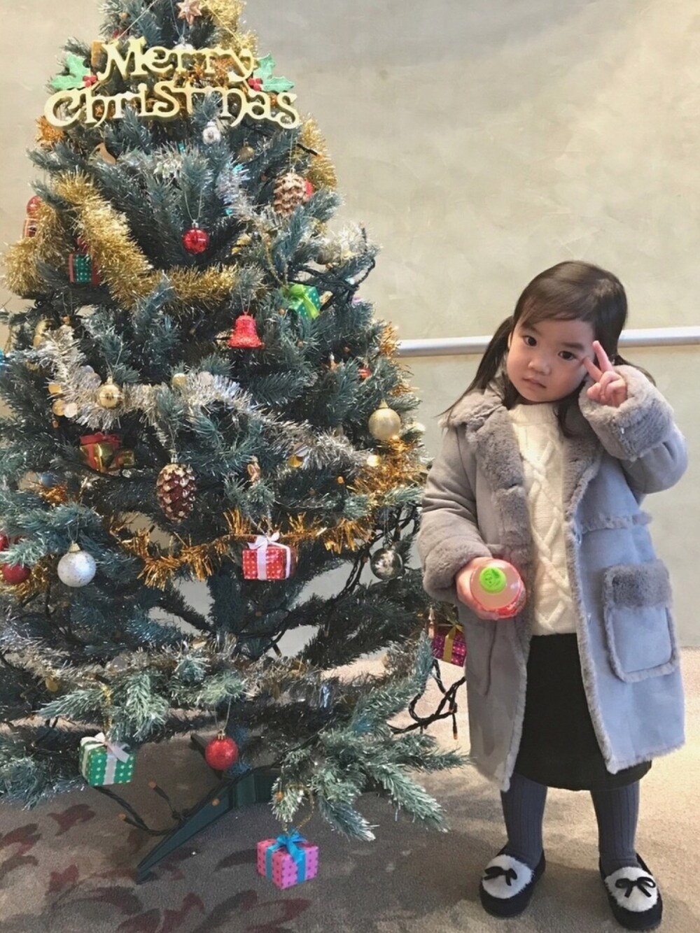 「冬コーデ、キッズコーデ、おんなのこコーデ、ムートンコート、ふわふわ、プチプラ、2歳、クリスマス」｜「Birthdayのアイテム（ムートンコート、グレー系）」を使った、nikoさん（キッズ・90cm）の冬コーディネートの1枚目の写真