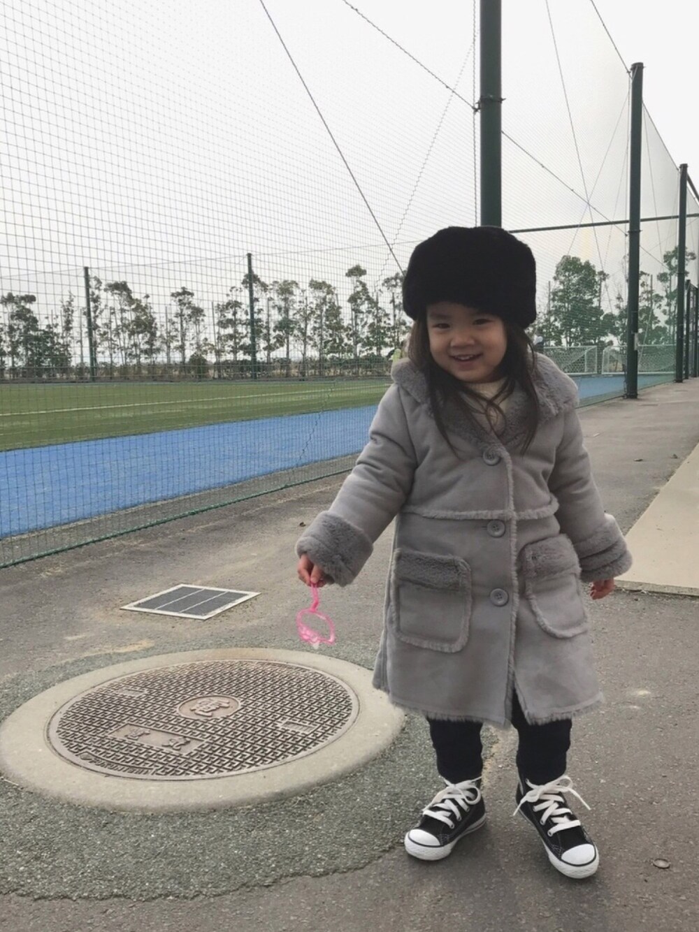 「キッズコーデ、女の子、シンプル、ムートンコート、ファー帽子、ハイカットスニーカー、モノトーン、3歳」｜「petit mainのファーロシアン帽（ニットキャップ/ビーニー、ブラック系）」を使った、nikoさん（キッズ・90cm）の冬コーディネートの1枚目の写真