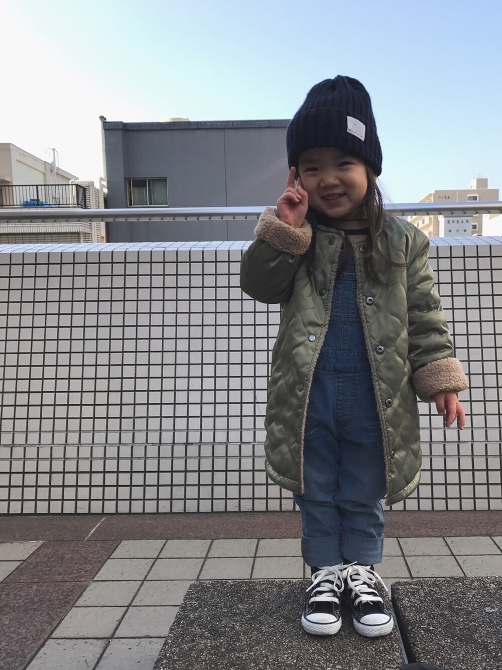 「キッズファッション、カジュアルコーデ、おんなのこコーデ、オーバーオール、リバーシブルコート、おんなのこ、3歳」｜「b・ROOMのリバーシブルノーカラーブルゾン（ノーカラージャケット、ベージュ系）」を使った、nikoさん（キッズ・90cm）の冬コーディネートの1枚目の写真