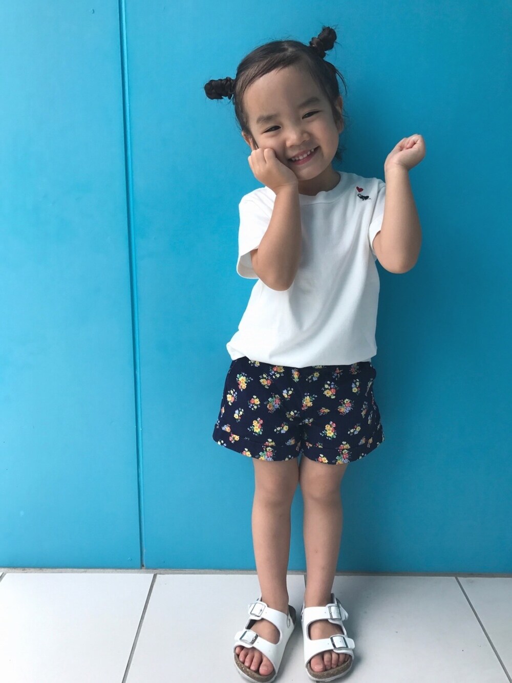 「夏コーデ、キッズコーデ、女の子、カジュアル、白Tシャツ、ショートパンツ、ボヘミアンズ、3歳」｜「BOHEMIANSのアイテム（Tシャツ/カットソー、ホワイト系）」を使った、nikoさん（キッズ・90cm）の夏コーディネートの1枚目の写真