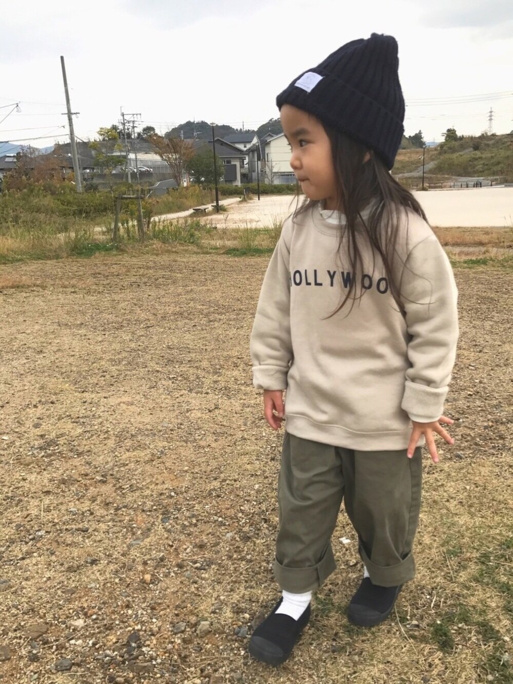 「キッズコーデ、秋冬コーデ、女の子コーデ、カジュアル、ママとお揃い、3歳、おんなのこ、プチプラ」｜「DAISOのアイテム（ニットキャップ/ビーニー、ブルー系）」を使った、nikoさん（キッズ・100cm）の秋コーディネートの1枚目の写真