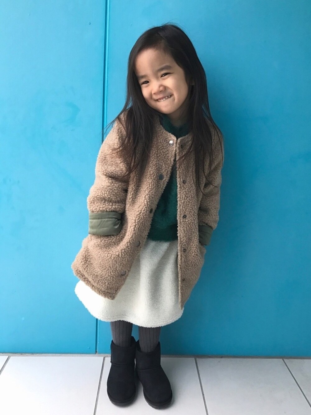 「キッズファッション、おんなのこ、冬コーデ、もこもこ、ふわふわ、休日スタイル、プチプラ、3歳、モヘアニット」｜「b・ROOMのリバーシブルノーカラーブルゾン（ノーカラージャケット、ベージュ系）」を使った、nikoさん（キッズ・100cm）の冬コーディネートの1枚目の写真