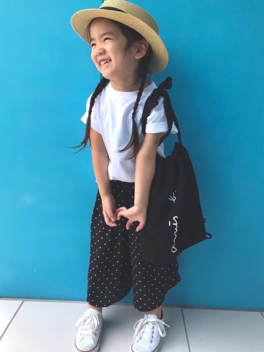 「夏だ！Tシャツ着よう！、キッズファッション、キッズコーデ、おんなのこ、夏コーデ、カジュアル、シンプル、モノトーン、白Tシャツ、休日スタイル」｜「GLOBAL WORKの【キッズ】ブレードカンカンボウ/822599（ハット、ベージュ系）」を使った、nikoさん（キッズ・92cm）の夏コーディネートの1枚目の写真
