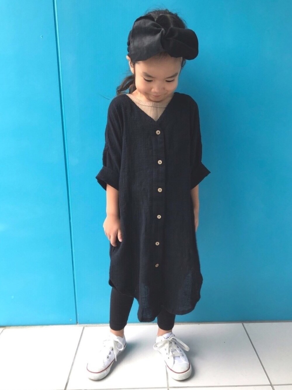 「キッズコーデ、キッズファッション、モノトーン、シンプル、ブラック、ワンピース、ヘアバンド、女の子、4歳」｜「CIAOPANIC TYPYの【CIAOPANIC TYPY lil'】バイカラーBIGターバン（ヘアバンド、グレー系）」を使った、nikoさん（キッズ・100cm）の夏コーディネートの1枚目の写真