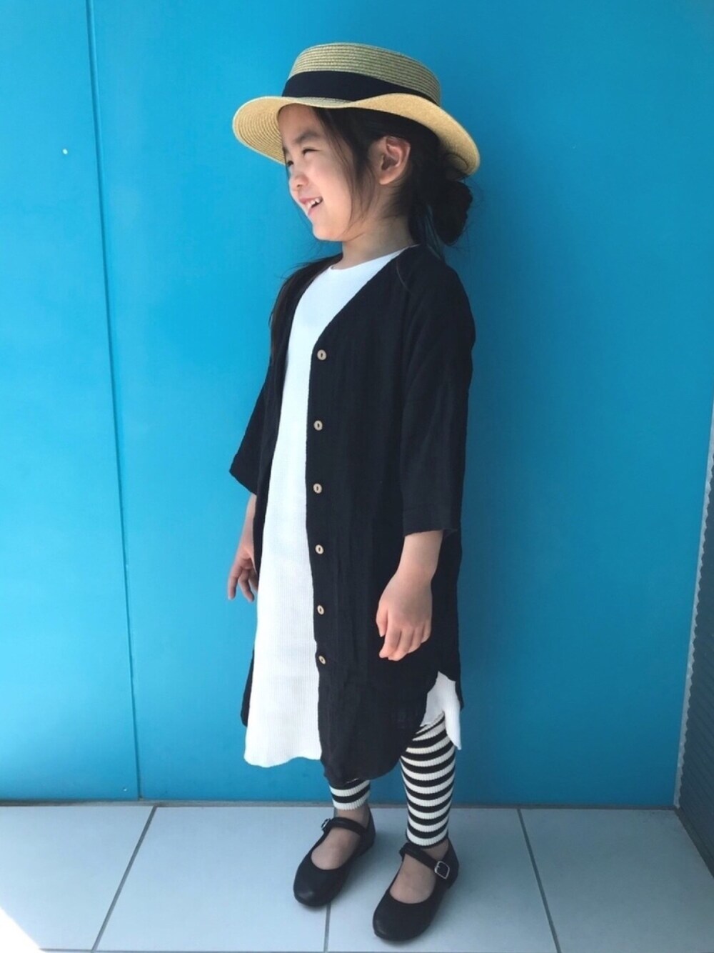 「キッズファッション、キッズコーデ、休日スタイル、カジュアルコーデ、モノトーン、女の子、レイヤードスタイル、春コーデ」｜「GLOBAL WORKの【キッズ】ブレードカンカンボウ/822599（ハット、ベージュ系）」を使った、nikoさん（キッズ・110cm）の春コーディネートの1枚目の写真