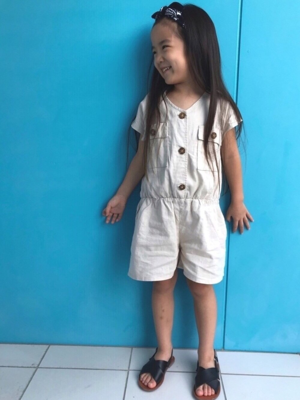 「キッズコーデ、キッズファッション、夏コーデ、プチプラ、シンプル、休日スタイル、オールインワン、女の子、5歳、カジュアル」｜「Birthdayのアイテム（つなぎ/オールインワン、ベージュ系）」を使った、nikoさん（キッズ・110cm）の夏コーディネートの1枚目の写真