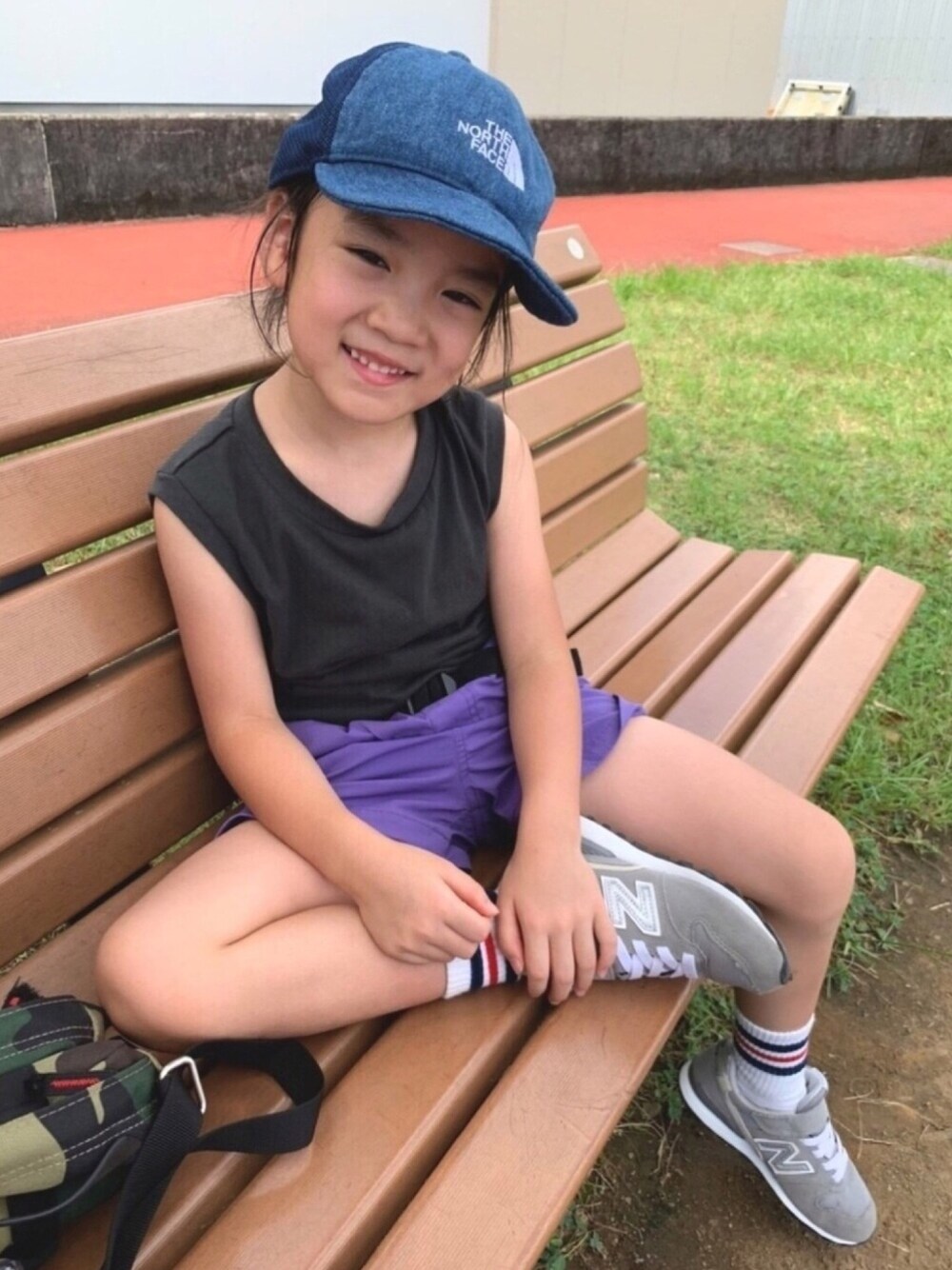「キッズコーデ、キッズファッション、プチプラ、休日スタイル、公園、ノースリーブ、ショートパンツ、夏コーデ、女の子、5歳」｜「THE NORTH FACEのdenimmeshcap（キャップ、ブルー系）」を使った、nikoさん（キッズ・110cm）の夏コーディネートの1枚目の写真