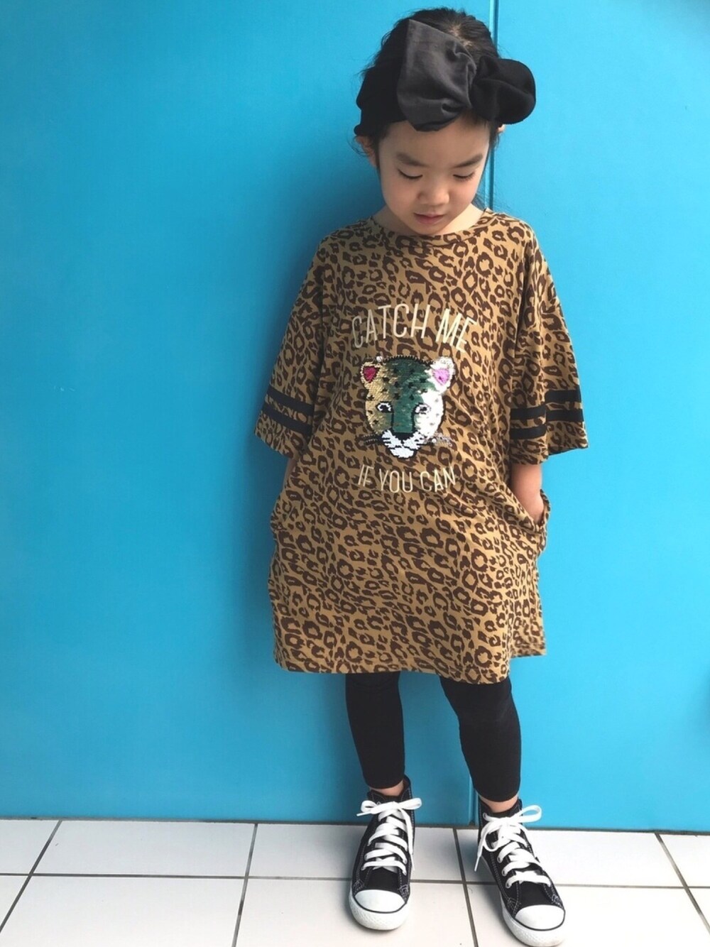 「キッズコーデ、キッズファッション、カジュアル、プチプラ、Tシャツワンピ、女の子、休日スタイル、5歳」｜「CIAOPANIC TYPYの【CIAOPANIC TYPY lil'】バイカラーBIGターバン（ヘアバンド、グレー系）」を使った、nikoさん（キッズ・110cm）の秋コーディネートの1枚目の写真