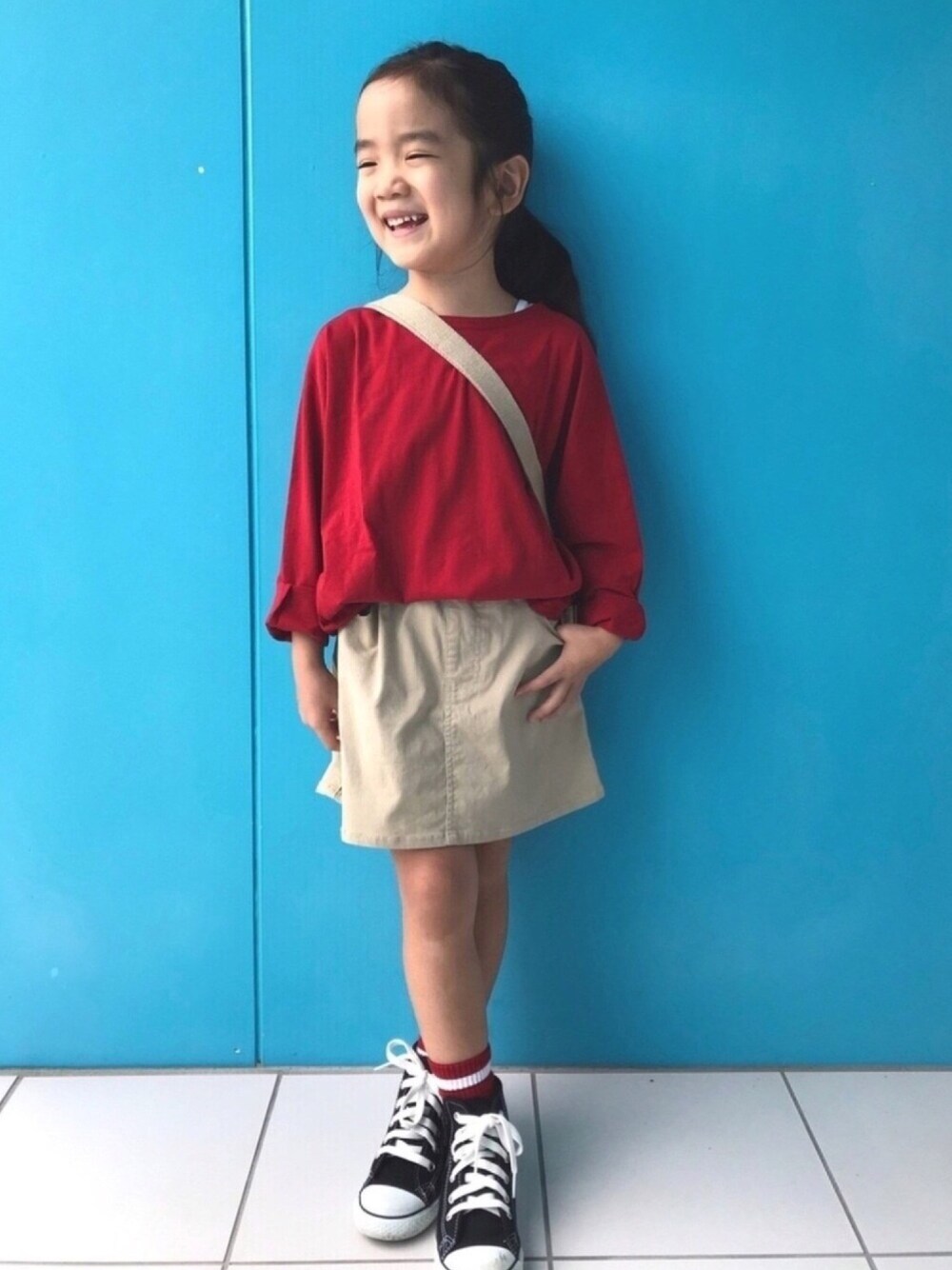 「キッズコーデ、キッズファッション、休日スタイル、秋のコーデ、コンバース、シンプル、カジュアル、女の子、5歳、プチプラ」｜「antiquaの無地ドルマンロンT（Tシャツ/カットソー、レッド系）」を使った、nikoさん（キッズ・110cm）の秋コーディネートの1枚目の写真