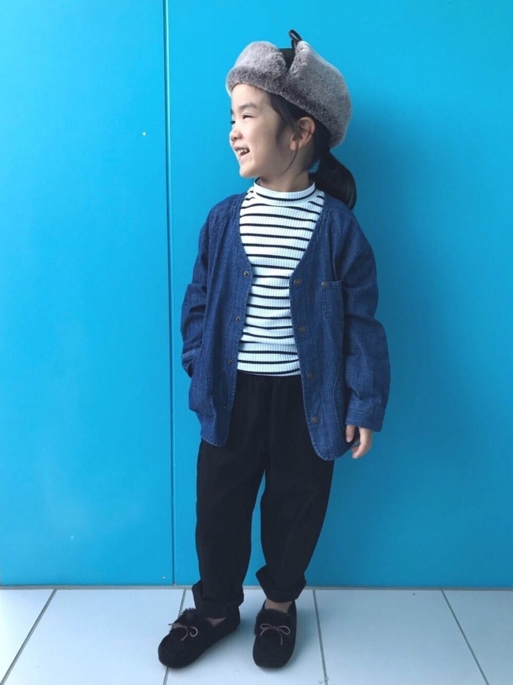 「モカシン、キッズコーデ、キッズファッション、休日スタイル、プチプラ、シェフパンツ、女の子、デニムシャツ、5歳」｜「Birthdayのアイテム（帽子、グリーン系）」を使った、nikoさん（キッズ・110cm）の秋コーディネートの1枚目の写真