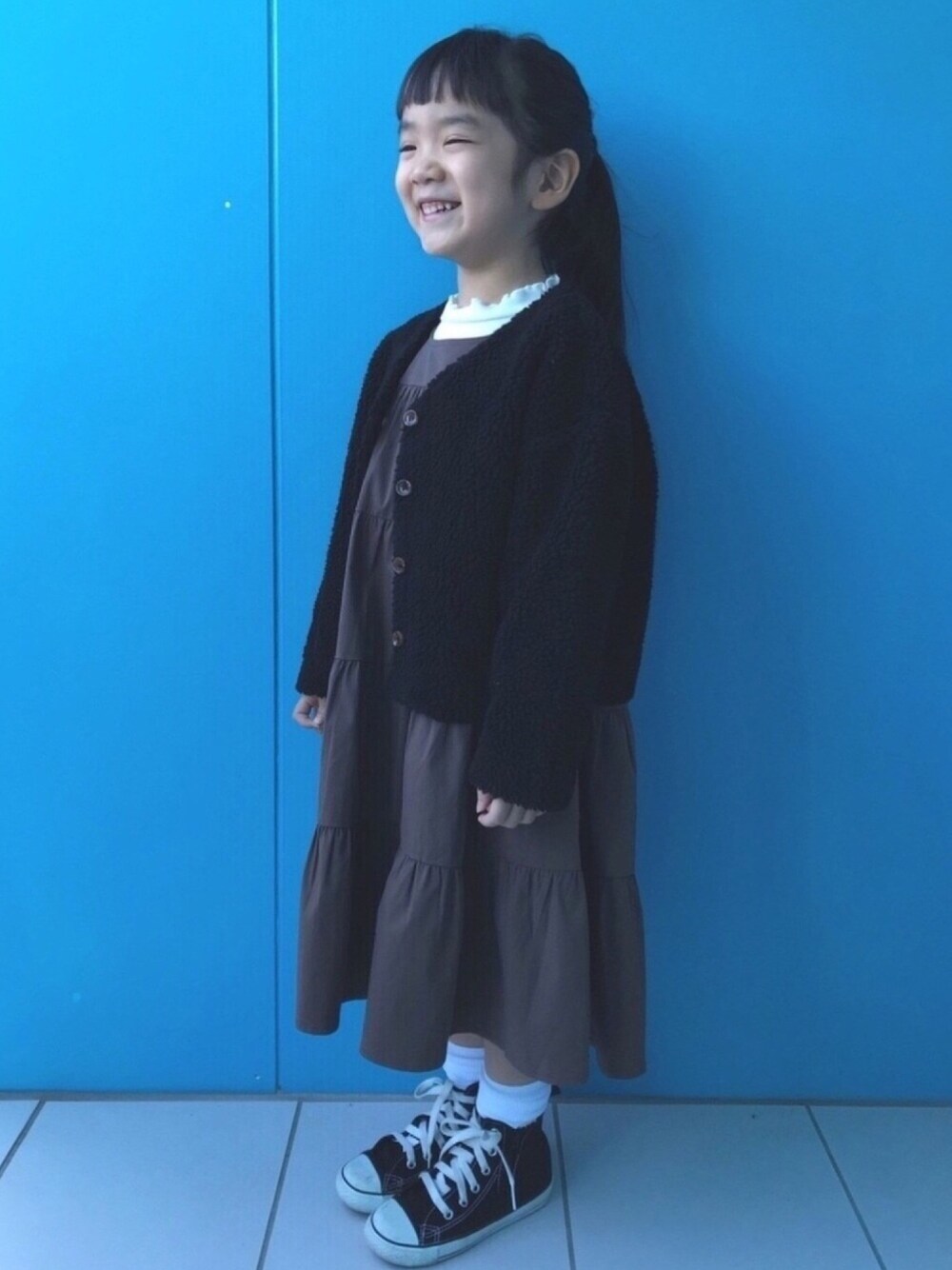 「キッズコーデ、キッズファッション、休日スタイル、ワンピース、ブラウン、年末WEAR感謝祭、冬コーデ、レイヤードスタイル、女の子」｜「CIAOPANIC TYPYの《WEB限定》ボア2WAYカーディガン（カーディガン/ボレロ、ブラック系）」を使った、nikoさん（キッズ・110cm）の冬コーディネートの1枚目の写真