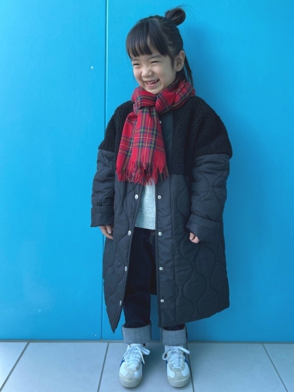 「キッズファッション、キッズコーデ、休日スタイル、カジュアルコーデ、スニーカー、女の子、5歳、冬コーデ」｜「antiquaの先行受注会!期間限定9月16日17時締め切り。売り切れ次第終了。コート ボア×キルティングの異素材使いが断然お洒落。（モッズコート、ブラック系）」を使った、nikoさん（キッズ・110cm）の冬コーディネートの1枚目の写真