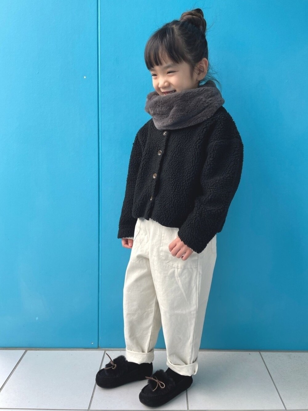 「キッズコーデ、キッズファッション、休日スタイル、プチプラ、カジュアル、モノトーン、女の子、大晦日、来年もよろしくお願いします」｜「CIAOPANIC TYPYの《WEB限定》ボア2WAYカーディガン（カーディガン/ボレロ、ブラック系）」を使った、nikoさん（キッズ・110cm）の冬コーディネートの1枚目の写真