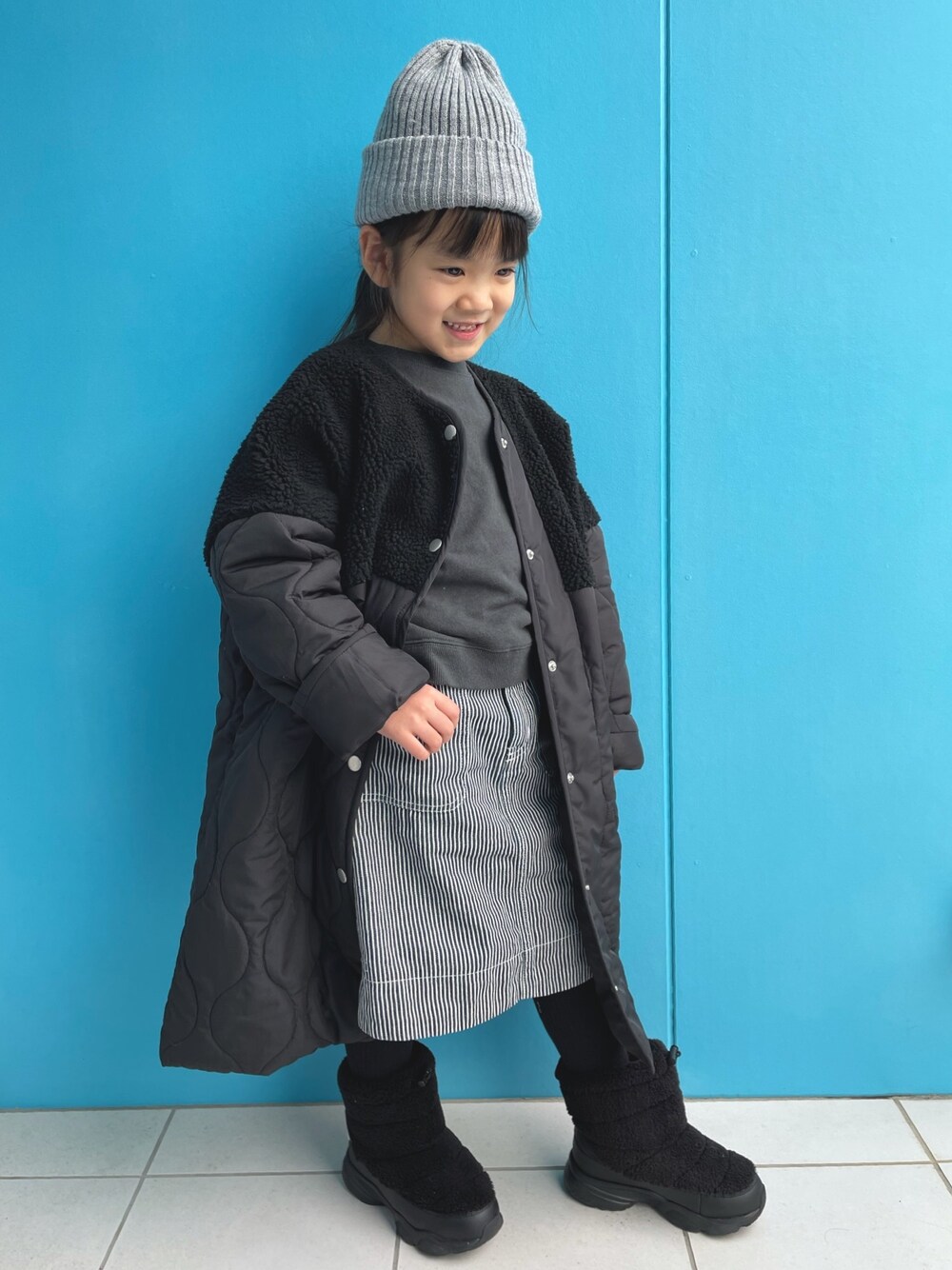 「キッズファッション、キッズコーデ、冬コーデ、休日スタイル、カジュアルコーデ、女の子、スウェット、プチプラ」｜「antiquaの先行受注会!期間限定9月16日17時締め切り。売り切れ次第終了。コート ボア×キルティングの異素材使いが断然お洒落。（モッズコート、ブラック系）」を使った、nikoさん（キッズ・110cm）の冬コーディネートの1枚目の写真