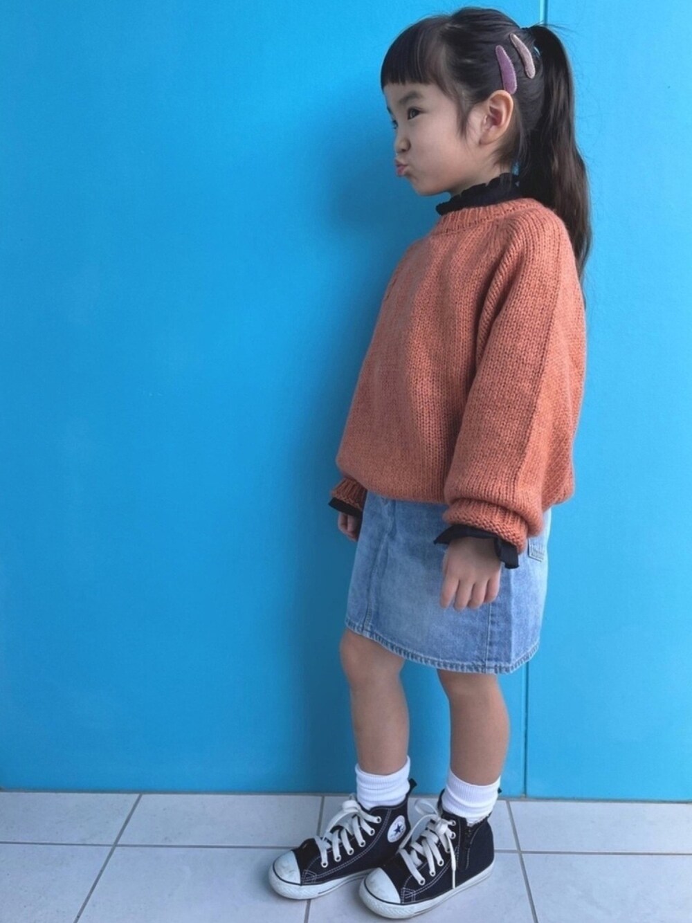 「キッズファッション、キッズコーデ、ニット、コンバース、カジュアル、冬コーデ、女の子、プチプラ」｜「AZUL by moussyのフリルシャツ（シャツ/ブラウス、ブラック系）」を使った、nikoさん（キッズ・110cm）の冬コーディネートの1枚目の写真