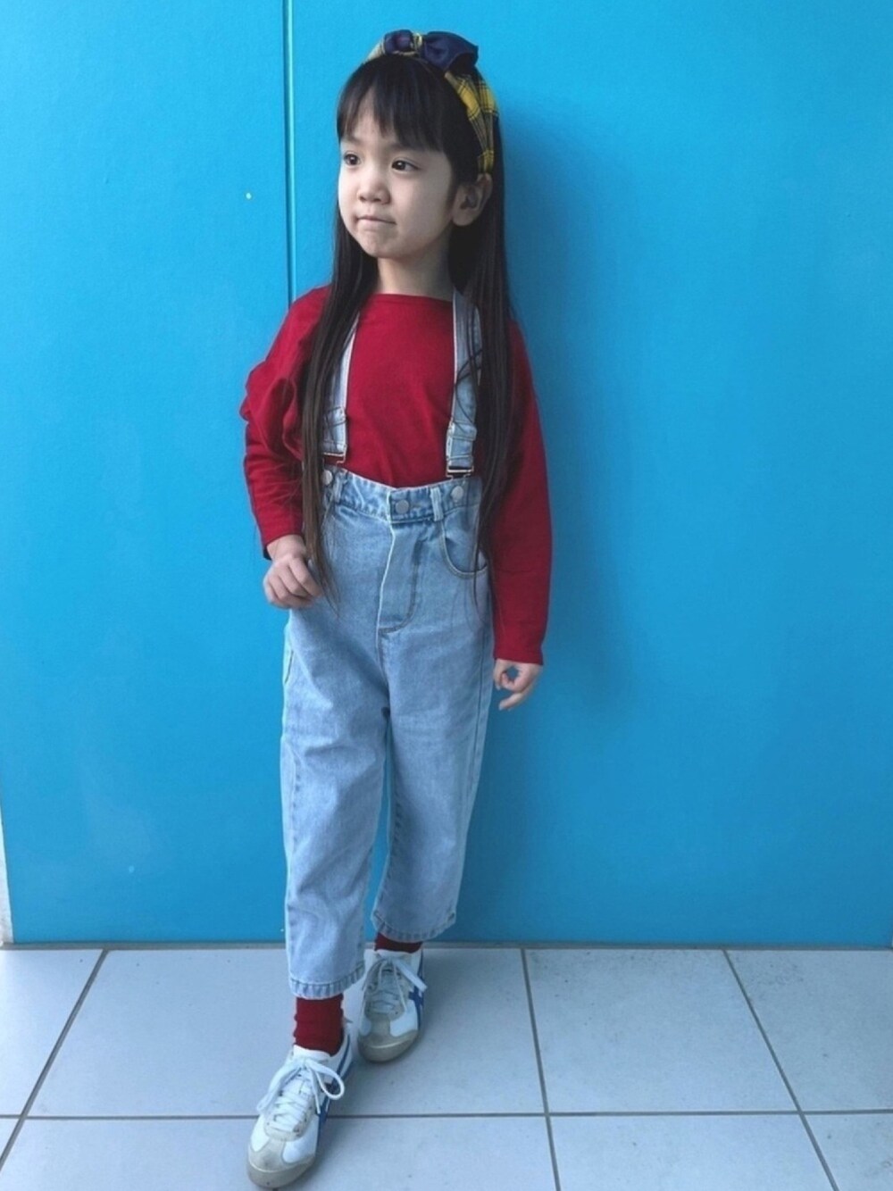 「キッズコーデ、キッズファッション、休日スタイル、サロペット、カジュアル、女の子、韓国子供服、6歳、デニム、ヘアバンド」｜「BREEZEのチェックヘアバンド（その他ヘアアクセサリー、ブルー系）」を使った、nikoさん（キッズ・110cm）の春コーディネートの1枚目の写真