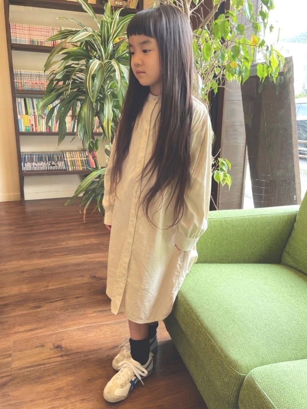 「キッズファッション、キッズコーデ、休日スタイル、シンプルコーデ、スニーカーコーデ、春コーデ、もうすぐ小学生、6歳、女の子」｜「GLOBAL WORKの【キッズ】バンドカラーシャツワンピース/896461（ワンピース、ホワイト系）」を使った、nikoさん（キッズ・110cm）の春コーディネートの1枚目の写真