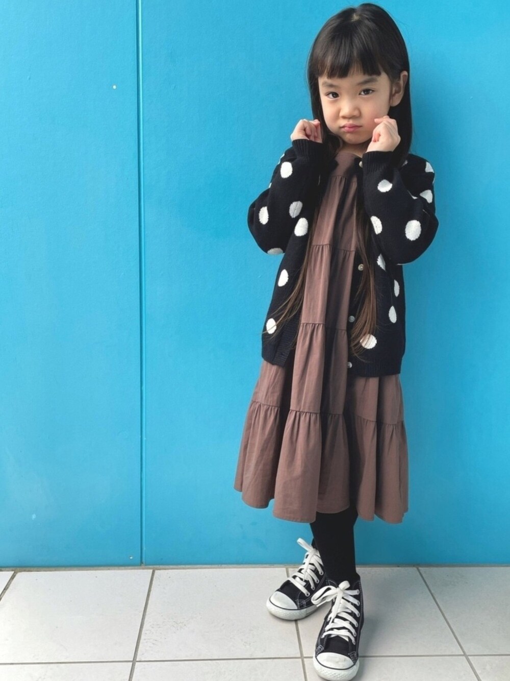 「キッズコーデ、キッズファッション、休日スタイル、ワンピース、カーディガン、韓国子供服、女の子」｜「koreaのアイテム（カーディガン/ボレロ、ブラック系）」を使った、nikoさん（キッズ・110cm）の春コーディネートの1枚目の写真