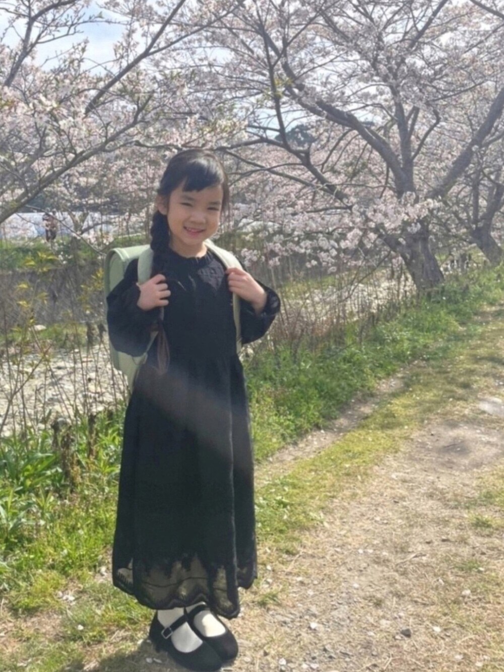 「キッズファッション、キッズコーデ、入学式、春コーデ、女の子、ワンピース、モノトーン、ランドセル、一年生」｜「koreaのアイテム（ワンピース、ブラック系）」を使った、nikoさん（キッズ・110cm）の春コーディネートの1枚目の写真