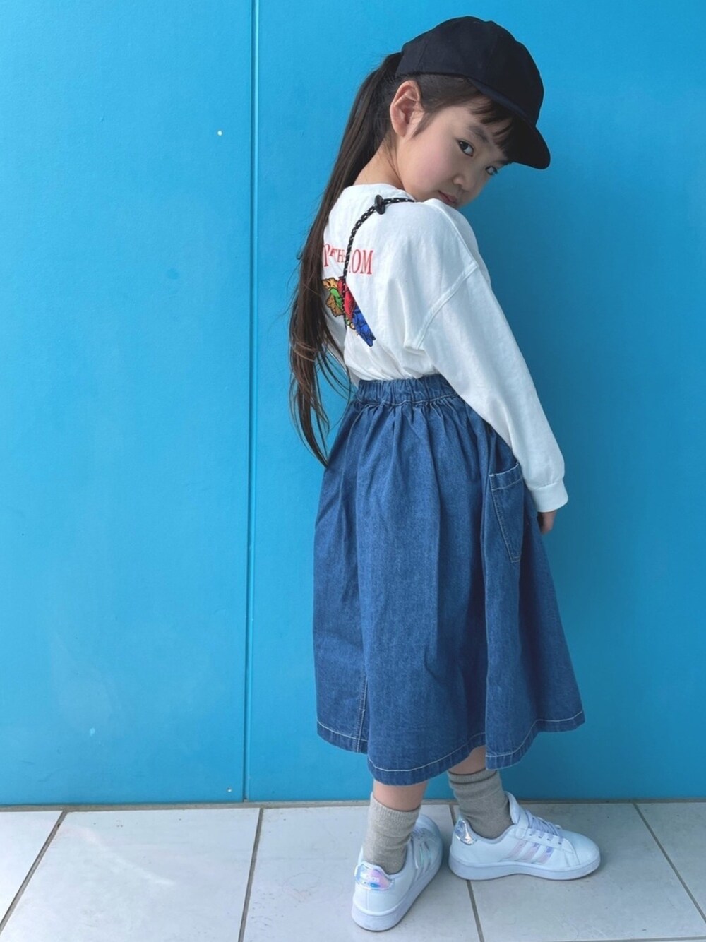 「キッズファッション、キッズコーデ、休日スタイル、シンプルコーデ、春コーデ、カジュアル、キャップ、スカート、女の子、スニーカー」｜「MAKE YOUR DAYのサイドポケットスカート■80～140cm（スカート、ブルー系）」を使った、nikoさん（キッズ・110cm）の春コーディネートの1枚目の写真