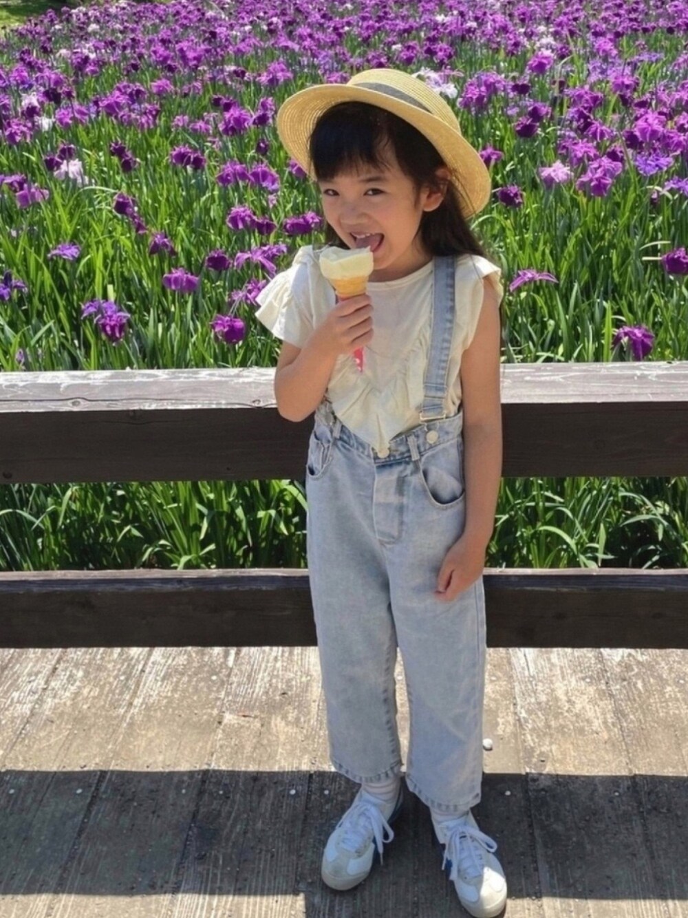 「キッズコーデ、キッズファッション、休日スタイル、カジュアルコーデ、プチプラ、サロペット、夏コーデ、女の子」｜「pairmanonのガールズ リネンタッチ フリル ドッキング 半袖 Tシャツ カットソー（シャツ/ブラウス、ホワイト系）」を使った、nikoさん（キッズ・110cm）の春コーディネートの1枚目の写真