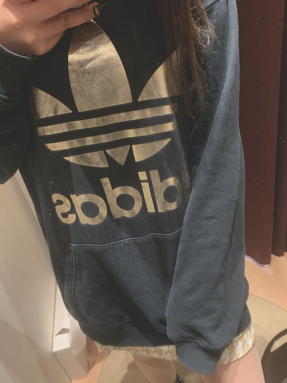 「adidas、パーカー、ギャル、パーカー女子、チドリ柄、ブラック、ベージュ」｜「adidasのアイテム（パーカー、ブラック系）」を使った、ゆんちいさん（レディース・160cm）の冬コーディネートの1枚目の写真