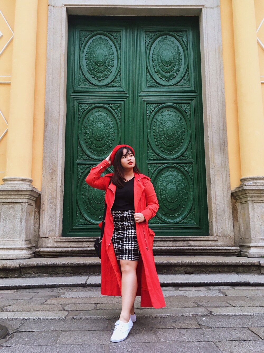 「red、fall、f/w、red coat、beret、preppy」｜「thriftedのアイテム（トレンチコート、レッド系）」を使った、rai さん（レディース・149cm）の春コーディネートの1枚目の写真