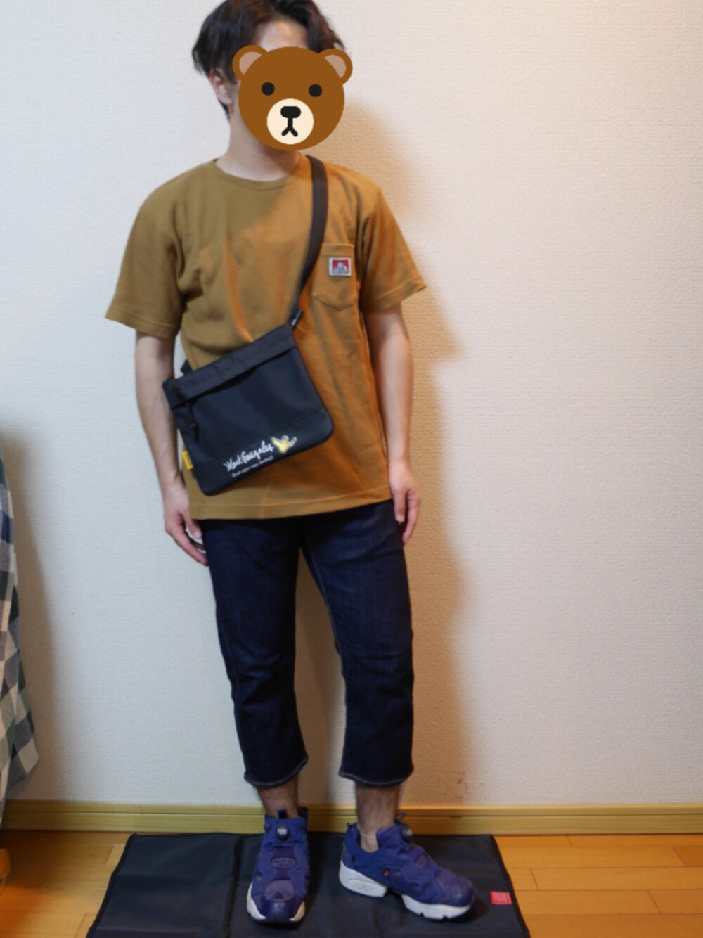 ブラウン系のTシャツ/カットソー、ブラック系のショルダーバッグ、ブルー系のデニムパンツを着用したメンズの夏コーディネートの1枚目の写真