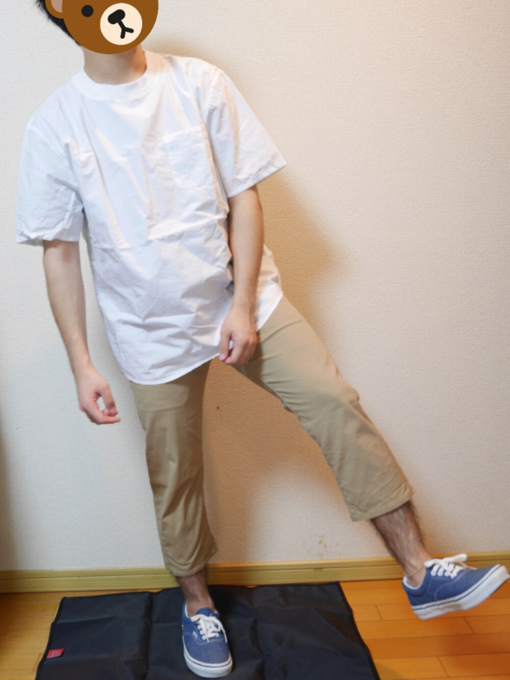 ホワイト系のTシャツ/カットソー、ベージュ系のその他パンツ、ブルー系のスニーカーを着用したメンズの夏コーディネートの1枚目の写真