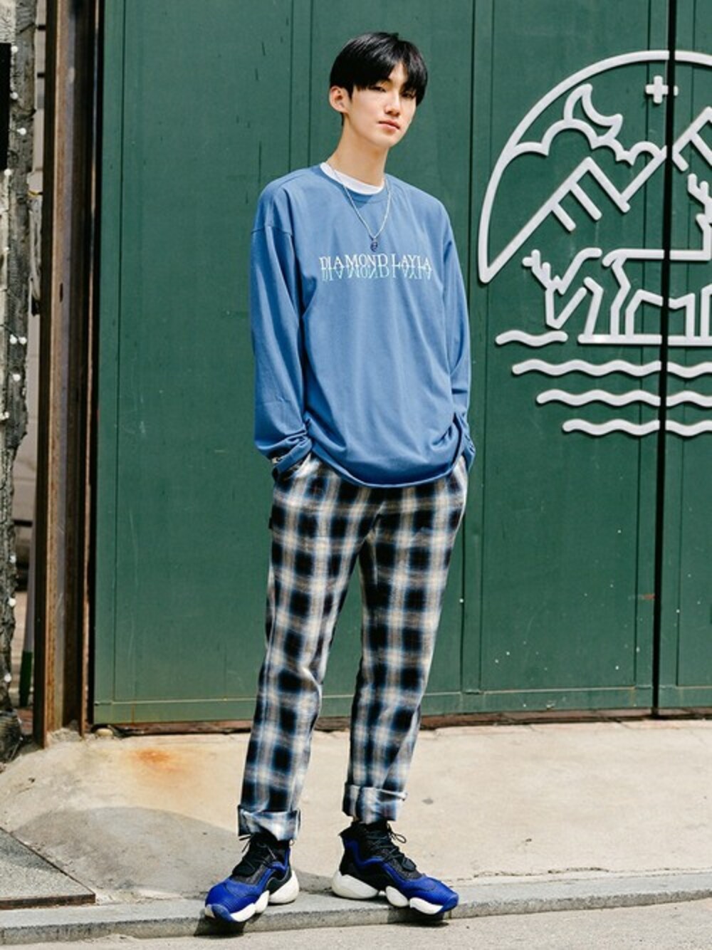 ブラック系のTシャツ/カットソー、ブルー系のTシャツ/カットソー、グリーン系のTシャツ/カットソーを着用したメンズの夏コーディネートの1枚目の写真
