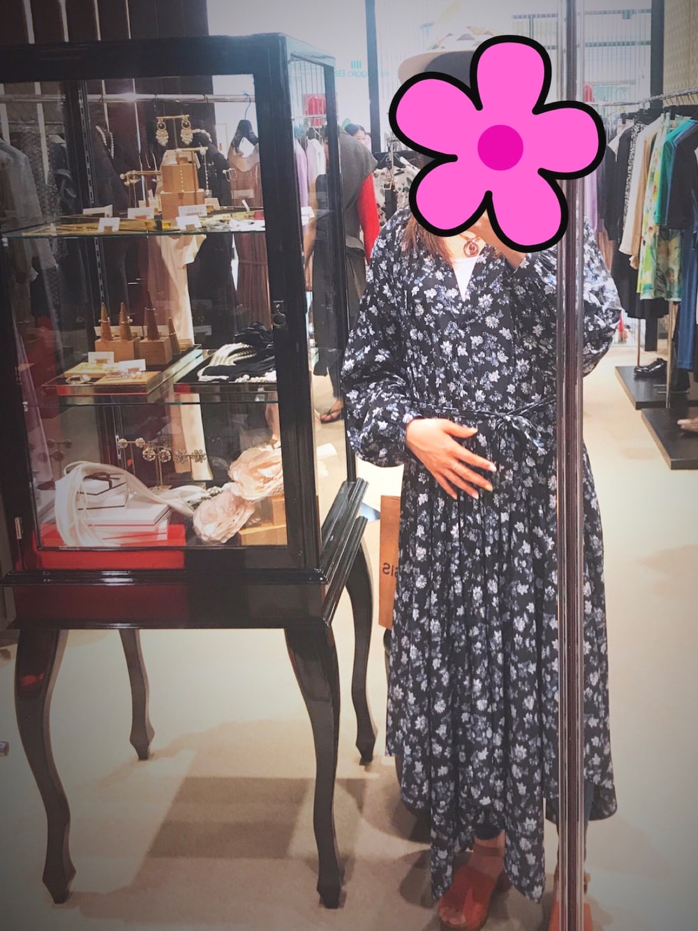 「お買い物コーデ、JEANASiS、春夏コーデ」｜「JEANASISのアシンメトリーフレアワンピース/781586（ワンピース、ブラック系）」を使った、ちゃーかさん（レディース・160cm）の春コーディネートの1枚目の写真