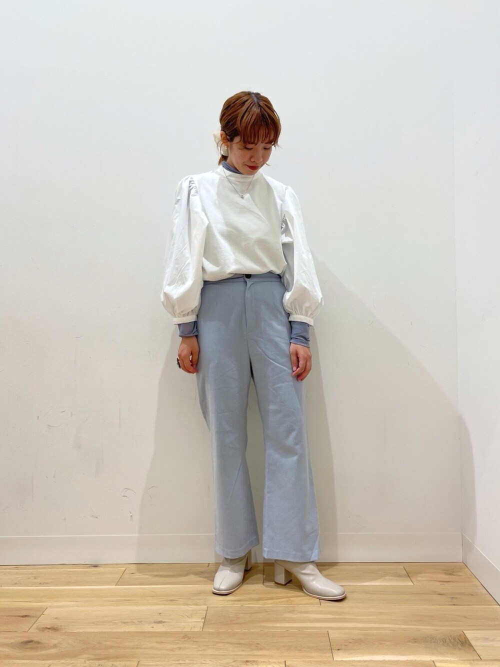 ホワイト系のシャツ/ブラウス、ブルー系のその他パンツ、ブルー系のTシャツ/カットソーを着用したレディースの秋コーディネートの1枚目の写真