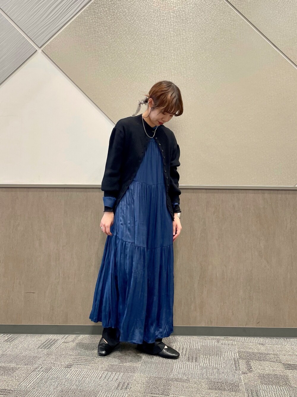 ブルー系のワンピース、ブラック系のニット/セーター、ブラック系のその他パンツを着用したレディースの冬コーディネートの1枚目の写真