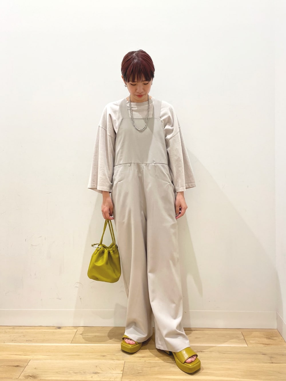 ベージュ系のサロペット/オーバーオール、ベージュ系のTシャツ/カットソー、イエロー系のその他シューズを着用したレディースの夏コーディネートの1枚目の写真
